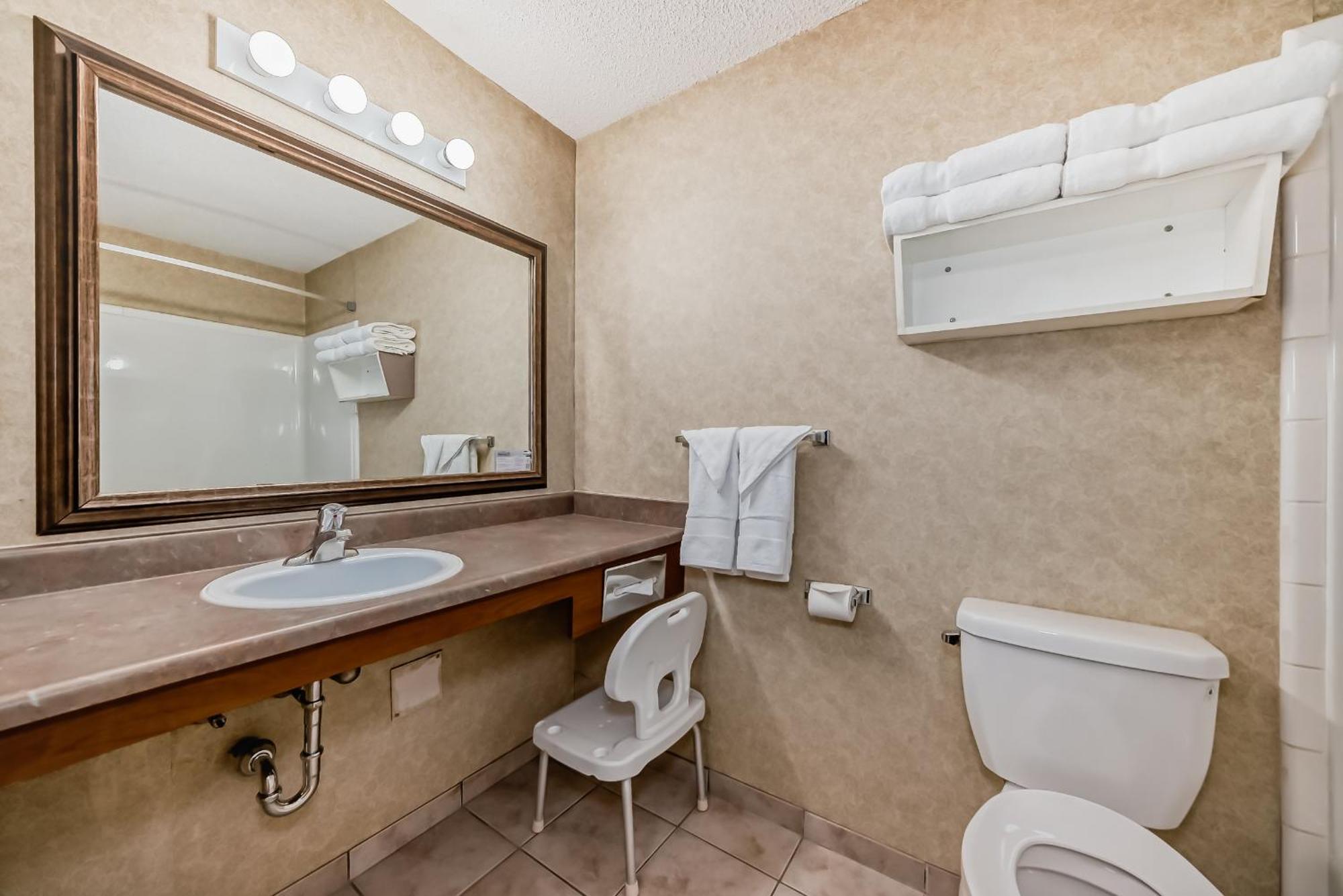 Stony Plain Inn & Suites Exteriör bild