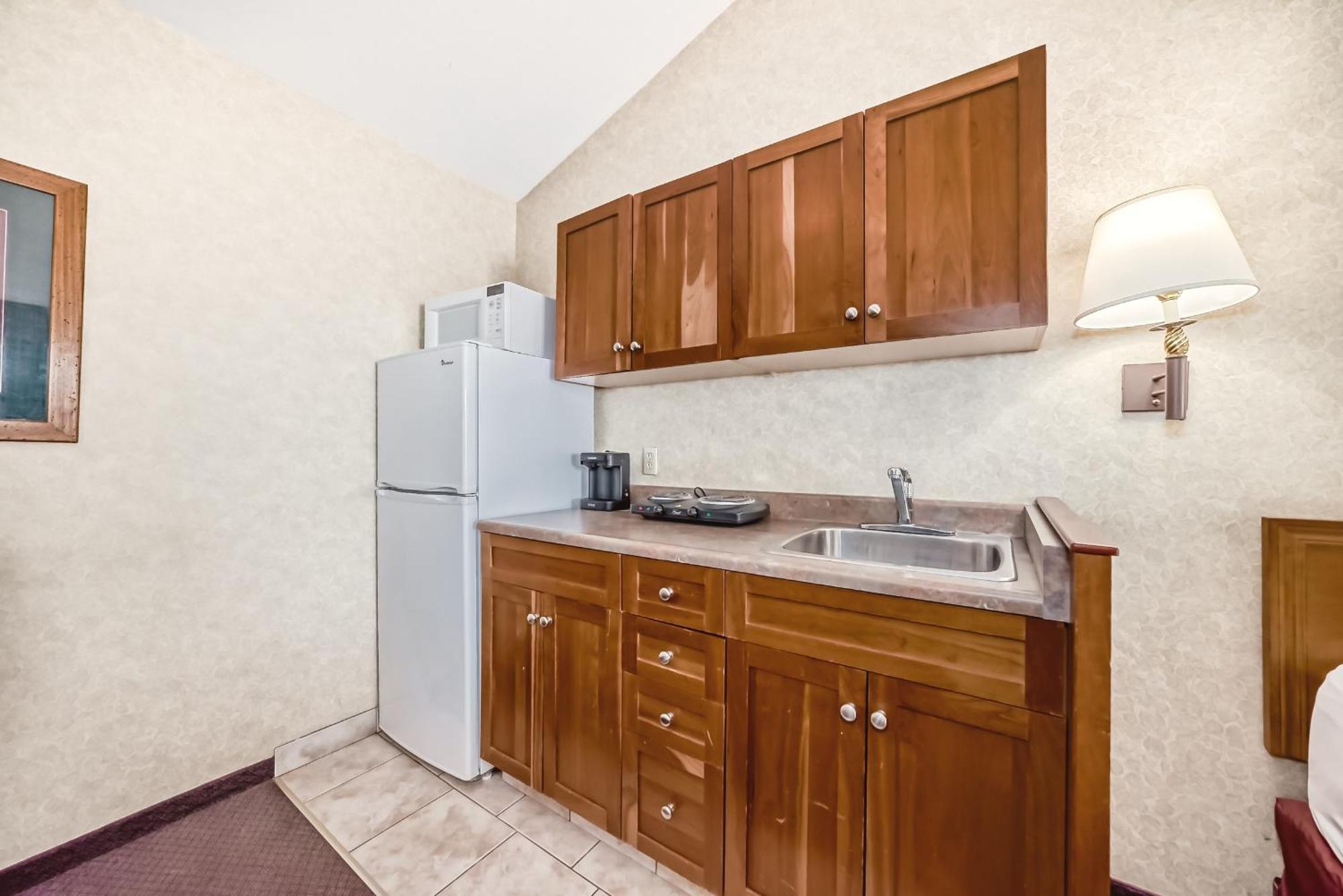 Stony Plain Inn & Suites Exteriör bild