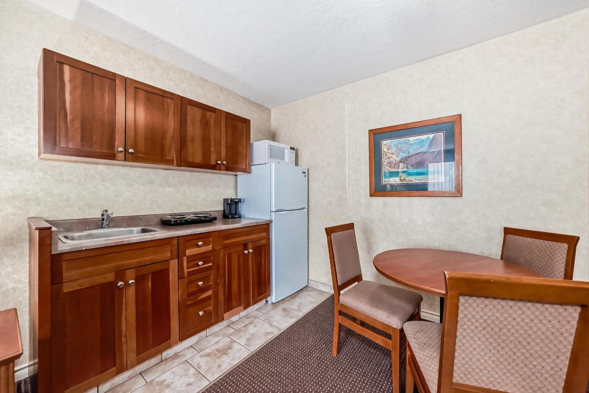 Stony Plain Inn & Suites Exteriör bild