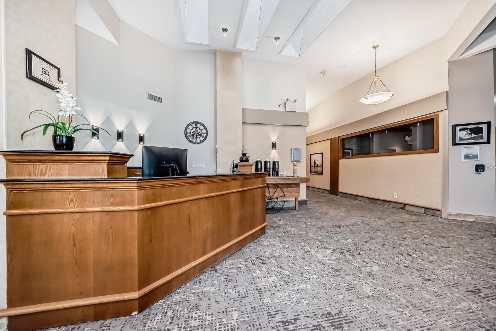 Stony Plain Inn & Suites Exteriör bild