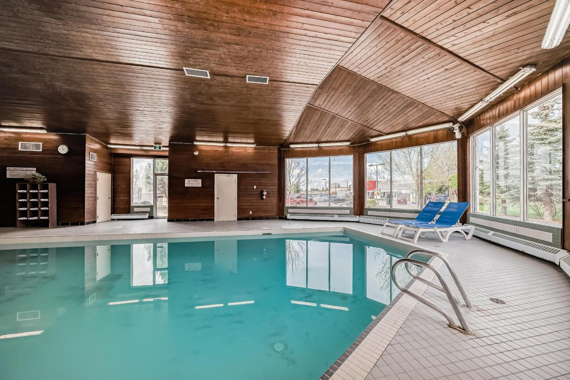 Stony Plain Inn & Suites Exteriör bild